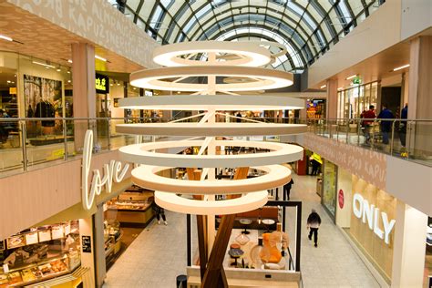 Der Austausch von Schlössern im Münchner Olympia Einkaufszentrum